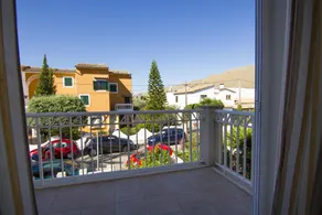 Appartement avec jardin, terrasse et piscine - Image 3