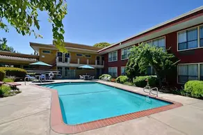 Days Inn & Suites by Wyndham Mountain View - Image 3