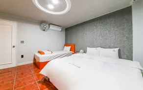 Sky Motel - Image 3