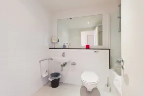 Modern, City Centre 3 Bedroom Apartment - Image 5