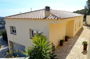 Santa Flora Holiday House - Image 3