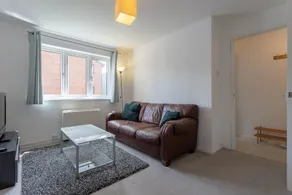 1 Bedroom Apartment Near Surrey Quays - Image 2