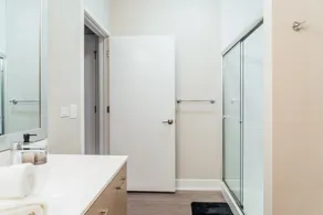 Absolutely Beautiful and Artsy 2BR Apartment in Oakbrook OAK18 - Image 5