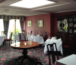Ross Lake House Hotel - Image 2
