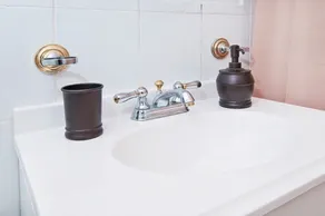 Cozy 2 BR on Upper East Side - Image 3