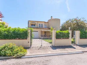 Appealing Holiday Home in Sant Pere Pescador With Garden - Image 4