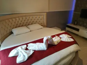 Gold Suite - Image 3