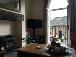 Inviting 2-bed House in Hebden Bridge Centre - Image 4