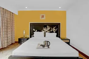 OYO Townhouse 781 Royal Palms Hotel - Image 5
