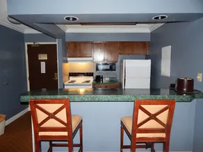 Richmond Suites Hotel - Image 4