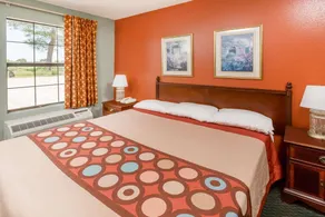Super 8 by Wyndham Kinder LA - Image 2