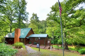Cute On The Creek 1 Bedroom Cabin by Redawning - Image 3