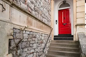 Grand Victorian Apartment in Sought-after Clifton - Image 4