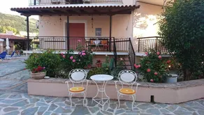 Dora’s Apartments and Studios - Image 4