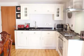 2 Bedroom House With Free Parking - Image 2
