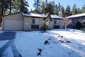 Golden Bear - Comfy cabin, short drive to the lake! Ping Pong and Pool Table! Darts and Air Hockey! - Image 4