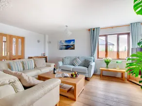 Comfortable, Bright Holiday Home With Private Garden in the South of Cornwall - Image 2