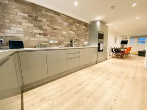 Large Modern 3 Bedroom Apt With Free Parking - Image 2