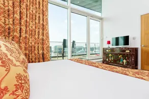 St Katharine's Dock Penthouse - Image 4