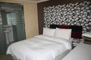New Seven Hotel - Image 2