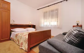 Beautiful Apartment in Lokva Rogoznica With 2 Bedrooms and Internet - Image 2