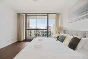 HomeHotel Stylish 3 Bed Clean & Comfort - Image 3