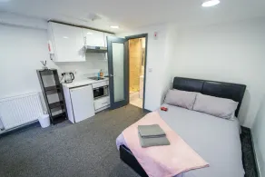 Spacious 1-Bed Studio in Birmingham - Image 2