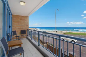 Newcastle Short Stay Accommodation - Sandbar Newcastle Beach - Image 5