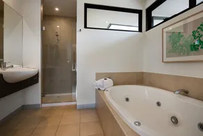Lake Daylesford Lodge 3 - Image 4