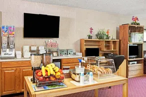 Super 8 by Wyndham Long Beach - Image 2