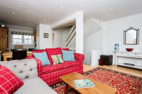 3 Bedroom House in Battersea Accommodates 5 - Image 2