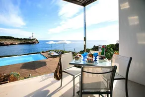 Sea Front Luxurious Villa - Image 3