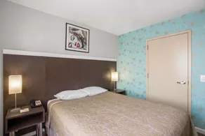 Super 8 by Wyndham Brooklyn / Park Slope Hotel - Image 2
