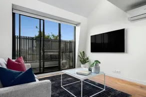 Spacious 2 Bedroom Inner City Townhouse with Private Rooftop - Image 2