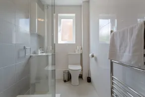 1 Bedroom Apartment Near Surrey Quays - Image 3