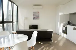 Modern Light-filled Luxury 1bedroom Apartment in South Melbourne - Image 5