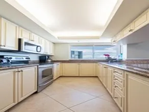 Luxurious Condo with Spectacular Sunset Views and Easy Access to the Beach by RedAwning - Image 4