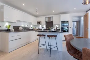 Chic Luxurious Townhouse - Central Marlow - Image 4