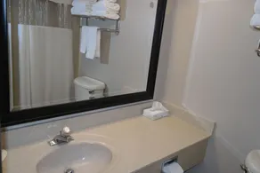 Ramada by Wyndham Waukegan/Great Lakes - Image 2