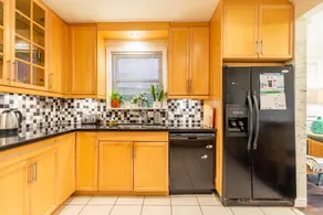 Spectacular Two Storey 3 Bedroom - Image 4