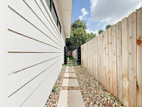 3br W/ Contemporary Kitchen, Patios 3 Bedroom Duplex - Image 4