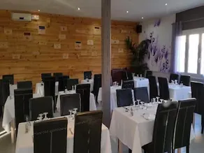 Hôtel Restaurant Les Lavandins - Image 2