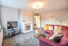 Lovely Spacious 4bed Home Manchester - Image 2