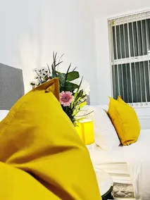 Impeccable 4-bed House in Manchester - Image 2