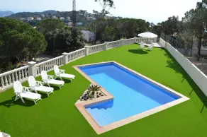 Santa Flora Holiday House - Image 4