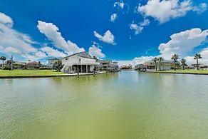 Bayfront Tiki Island W /boat Slip & Deck! 3 Bedroom Home - Image 5