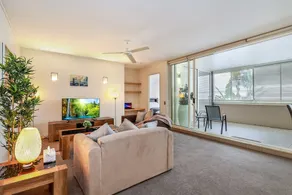 Sophisticated Apartment near Beach - Image 2