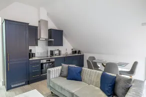 Impeccable 2-bed Apartment in Camberley - Image 4