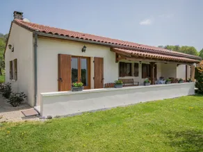 Elegant Holiday Home with Barbecue, Garden, Garden Furniture - Image 4