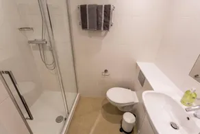 Spacious studio apartment in the heart of Oldham - Image 2